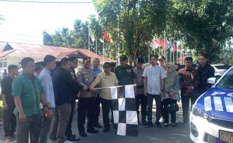 Bawaslu Kabupaten Pasaman Barat pastikan Logistik yang didistribusikan saat ini sampai pada lokasi, waktu dan jumlah yang tepat. Pendistribusian tersebut, dilepas secara  simbolis di depan Kantor KPU Pasaman Barat, Kamis. 11 Juli 2024.