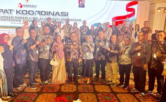 Foto Bersama Rapat Koordinasi Penguatan Organisasi Bawaslu melalui Penyelenggaraan Sistem Pengendalian Intern Pemerintah (SPIP) Terintegrasi Tahun 2024 Gelombang II. Kegiatan ini berlangsung di Harmoni One Hotel & Convention Centre, Kota Batam, dihadiri oleh berbagai perwakilan dari Bawaslu di seluruh Indonesia, termasuk Bawaslu Kabupaten Pasaman Barat, Sabtu, (31/08).