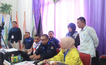 Ketua Bawaslu Pasaman Barat, Wanhar dan Tim melakukan Pengawasan melekat proses pendaftaran Bakal Calon Bupati dan Wakil Bupati Pasaman Barat di kantor KPU Pasaman Barat, Selasa.(27/08)