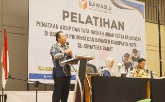 Ketua Bawaslu Provinsi Sumatera Barat, Alni,SH,.M.Kn saat menyampaikan sambutan dalam kegiatan Pelatihan Penataan Arsip dan Tata Naskah Hibah serta Kehumasan di Hotel Balcone Bukittinggi, Senin.(02/09)