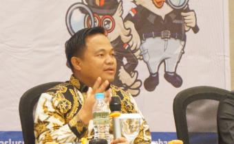 Muhamad Khadafi selaku Koordinator Divisi Pencegahan, Partisipasi masyarakat dan Hubungan masyarakat Bawaslu Provinsi Sumatera Barat saat memberikan sambutan kegiatan Pelatihan Kehumasan di The Balcone Bukittinggi, 2/9/2024