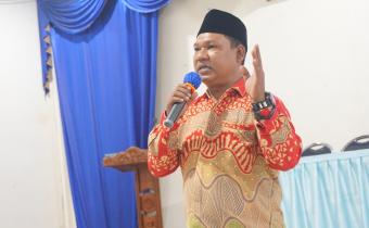 Anggota Bawaslu Kabupaten Pasaman Barat Laurencius Simatupang tengah memberikan pemahanan kepada Jajaran Panwaslu Kecamatan saat Kegiatan Sosialisasi Pengawasan Pada Masa Tahapan Kampanye di Hotel Guchi Simpang Empat, 5 Oktober 2024