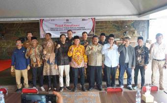 Foto Bersama seusai Rapat Koordinasi Persiapan Debat Publik Pasangan calon Bupati dan Wakil Bupati Pasaman Barat