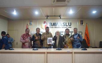 Bawaslu Pasaman Barat Serahkan Laporan Akhir Kehumasan. TA Bawaslu RI: Teruskan Publikasi di Non Tahapan