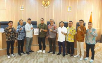Badan Pengawas Pemilihan Umum Kabupaten Pasaman Barat serahkan Laporan Laporan Akhir Layanan Informasi Publik Tahun 2024