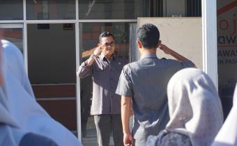 Maityus Fajri selaku Kepala Sekretariat Bawaslu Kabupaten Pasaman Barat saat memberikan sambutan apel pagi, Senin. 05/05/2025
