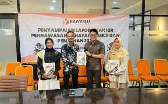 Badan Pengawas Pemilu (Bawaslu) Kabupaten Pasaman Barat menyerahkan laporan akhir pelaksanaan pengawasan tahapan Pemilihan 2024