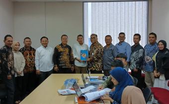  Bawaslu Pasaman Barat menyampaikan serta Menyerahkan Laporan Keuangan Kepada Bawaslu Republik Indonesia.