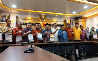 Bawaslu Kabupaten Pasaman Barat serahkan Laporan Akhir Pencegahan, Pengawasan Partisipasi Masyarakat Dan Hubungan Antar Lembaga pada Rabu (15/01)