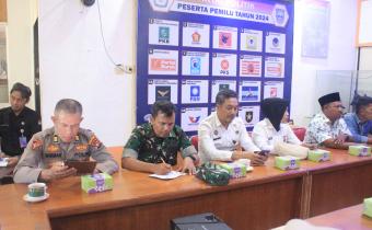 Anggota Bawaslu, Laurencius Simatupang mengikuti rapat pleno Pemutakhiran Data Pemilih Berkelanjutan di KPU, Rabu, (02/7)