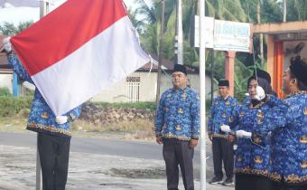 Badan Pengawas Pemilu (Bawaslu) Kabupaten Pasaman Barat menggelar upacara bendera di halaman kantor Bawaslu Kabupaten Pasaman Barat, Minggu (17/8).
