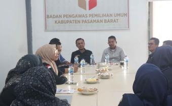 Badan Pengawas Pemilu (Bawaslu) Provinsi Sumatera Barat melalui Koordinator Divisi Penanganan Pelanggaran dan Penyelesaian Sengketa, Benny Aziz, SE, bersama Kepala Bagian Penanganan Pelanggaran dan Penyelesaian Sengketa, Eriyanti, SH, melaksanakan kegiatan supervisi dan monitoring ke Kantor Bawaslu Kabupaten Pasaman Barat pada Selasa (19/8).