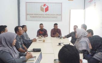 Badan Pengawas Pemilihan Umum (Bawaslu) Kabupaten Pasaman Barat menggelar Rapat Koordinasi Pengelolaan Layanan Hukum di Kantor Bawaslu Kabupaten Pasaman Barat. Kegiatan ini merupakan langkah strategis dalam memperkuat tata kelola layanan hukum, khususnya yang berkaitan dengan tugas dan fungsi pengawasan pemilu, Senin (25/8).