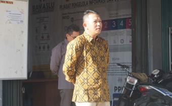  Ketua Bawaslu Kabupaten Pasaman Barat, Wanhar dalam arahannya mengimbau untuk seluruh jajaran sekretariat untuk memahami Putusan MK Nomor 135/PUU-XXII/2024, Senin (4/8). Pemahaman terhadap putusan ini menjadi dasar penting dalam menjalankan tugas pengawasan ke depan.