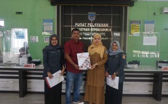 Anggota Bawaslu, Beldia Putra kunjungi Kantor Dinas Kependudukan dan Pencatatan Sipil pada Rabu (6/8). Kunjungan ini bertujuan untuk membangun kerja sama strategis dalam pengawasan penyelenggaraan Pemutakhiran Data Pemilih Berkelanjutan (PDPB) di wilayah Kabupaten Pasaman Barat.