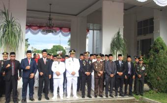 Pimpinan Badan Pengawas Pemilu (Bawaslu) Kabupaten Pasaman Barat menghadiri undangan resmi Bupati Pasaman Barat untuk mengikuti Upacara Peringatan Hari Ulang Tahun ke-80 Kemerdekaan Republik Indonesia, yang digelar di halaman Kantor Bupati Pasaman Barat pada Minggu (17/8).