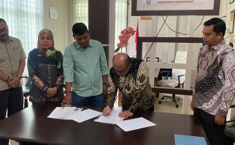 Kunjungan ke Dinas Kependudukan dan Pencatatan Sipil sekaligus menjadi momen penting dalam penandatanganan Nota Kesepahaman (MoU) antara Bawaslu Kabupaten Pasaman Barat dengan Disdukcapil Kabupaten Pasaman Barat. MoU ditandatangani langsung oleh Anggota Bawaslu Kabupaten Pasaman Barat, Beldia Putra S.H, dan Kepala Disdukcapil, Setia Bakti, S.H. Kamis (7/8)