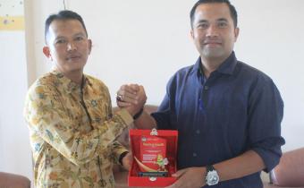 KPU Pasaman Barat Serahkan Cenderamata kepada Bawaslu Sebagai Apresiasi Suksesnya Pilkada 2024, Rabu (13/8)