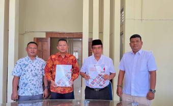 Badan Pengawas Pemilu (Bawaslu) Kabupaten Pasaman Barat terus berupaya meningkatkan kualitas demokrasi melalui penguatan pengawasan terhadap Pemutakhiran Data Pemilih Berkelanjutan (PDPB). Sebagai langkah nyata, Bawaslu Pasaman Barat melakukan penandatanganan Nota Kesepahaman (MoU) bersama Dinas Pemberdayaan Masyarakat dan Nagari (DPMN) Kabupaten Pasaman Barat Rabu, (27/8).