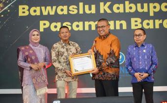 Bawaslu Kabupaten Pasaman Barat Raih Predikat Informatif pada Malam Anugerah Keterbukaan Informasi Publik 2025
