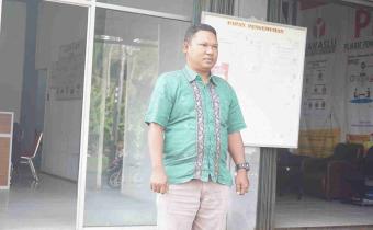 anggota Bawaslu Kabupaten Pasaman Barat Laurencius Simatupang menjadi Pembina Apel Senin 