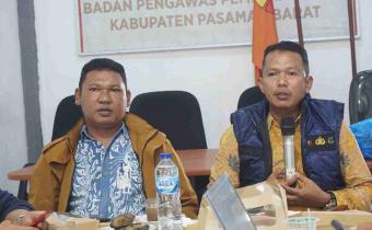 Ketua Bawaslu Wanhar dan Anggota Bawaslu Laurencius Simatupang hadiri Rapat BMN