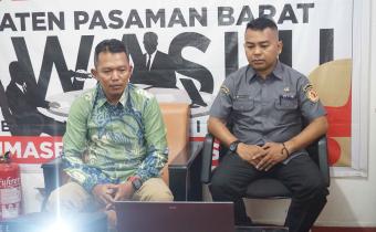 Ketua Bawaslu Wanhar bersama Plh Kepala Sekretariat Ronny Sulistio