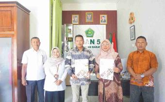 Foto Bersama setelah penandatanganan MOU