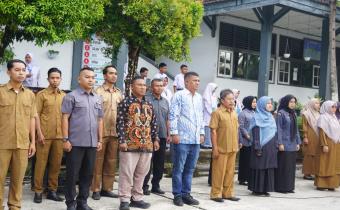 Kegiatan Upacara Bendera Di SMA Al-Istiqamah Simpang Empat