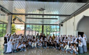 Foto bersama pemilih pemula SMA N 1 Kinali